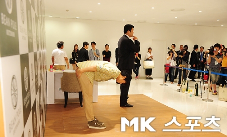 El actor Kim Soo Hyun haciendo una inclinación de 90 grados hacia sus fans, símbolo de gran educación y respeto.